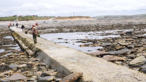 Der-Arbeiter-Kehrt-über-Den-Brough-Of-Birsay-Causeway-Nach-Hause-Zurück