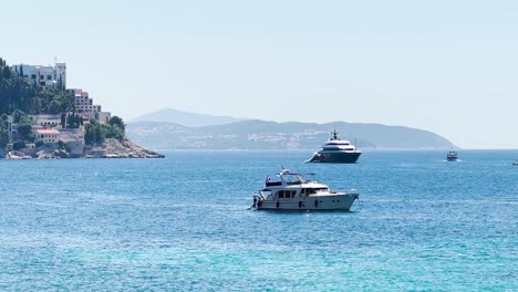 Muchos-Barcos-Amarrados-Cerca-De-La-Isla-Otok-Lokrum-Cerca-Del-Puerto-Del-Casco-Antiguo-De-Dubrovnik