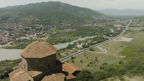 Revealing-Jvari-Monastery-Atop-Rocky-Mountain-Overlooking-Ancient-City-Of-Mtskheta-In-Georgia
