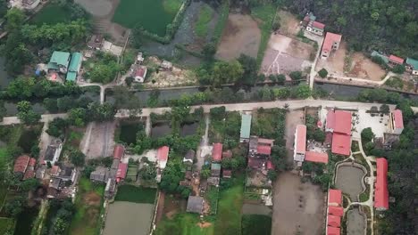 Luftaufnahme-Eines-Resorts-In-Einem-Vietnamesischen-Dorf-Und-Den-Umliegenden-Reisfeldern