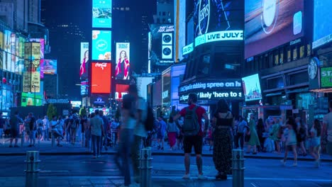 Zeitraffer-Der-Nächtlichen-Menschenmenge-Am-Times-Square