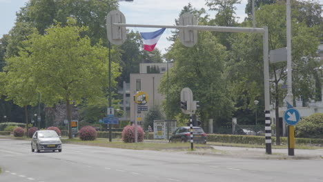 Weite-Sicht-Auf-Die-Umgedrehte-Niederländische-Flagge,-Die-An-Der-Ampel-Hängt