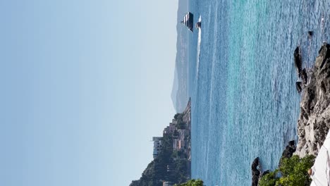 Ein-Schiff,-Das-An-Einem-Schönen-Sonnigen-Tag-In-Dubrovnik-Nahe-Der-Küste-In-Der-Nähe-Der-Insel-Otok-Lokrum-Festgemacht-Hat