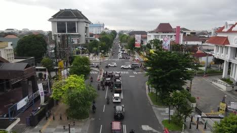 Luftaufnahme,-Morgens-Die-Kreuzung-Oder-Kreuzung-Der-Sudirman-Road-In-Yogyakarta,-Geschäftige-Aktivitäten-Gehen-Zur-Arbeit