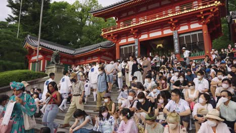 Santuario-De-Gion-A-Mediados-De-Verano-En-Japón,-Multitudes-De-Personas-Esperando-Que-Comience-El-Desfile