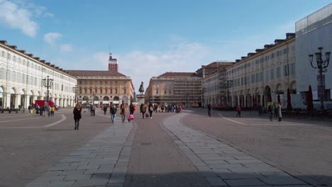 Turin-San-Carlo-Square-Dia-Soleado-Con-Cielo-Azul-Y-Nubes-Blancas-Marzo-2022-4k-25