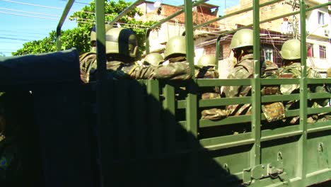 Militärkräfte-Werden-In-Einem-Lastwagen-In-Die-Favela-In-Rio-De-Janeiro-Entsandt,-Um-Kriminelle-Elemente-Zu-Bekämpfen