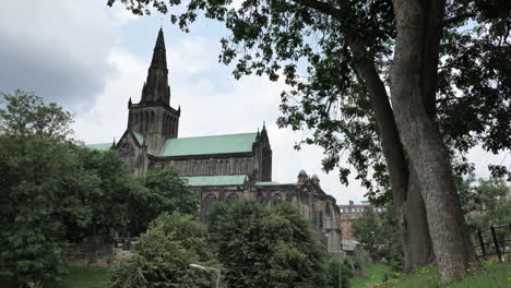 Glasgower-Kathedrale-Mit-Bäumen-Im-Vordergrund
