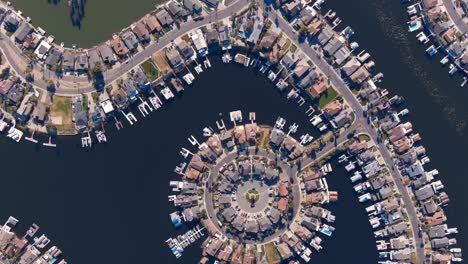 Waterfront-properties-at-the-man-made-community-of-Discovery-Bay,-California---straight-down-aerial-view