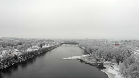 Winterfrost-Bedeckte-Bäume-Neben-Dem-Fluss