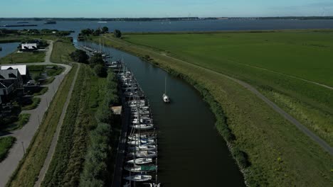 Drohnenaufnahmen-Eines-Schiffes,-Das-Im-Hafen-Des-Dorfes-Numansdorp-In-Den-Niederlanden-Fährt
