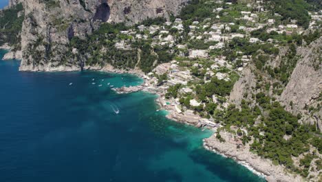 Tropische-Küste-Des-Tyrrhenischen-Meeres-Der-Insel-Capri,-Italien---Luftflug