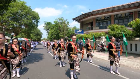 Un-Desfile-De-Soldados-De-Palacio-Que-Van-De-La-Mano