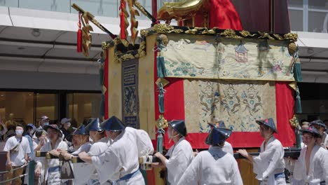Festival-De-Gion-Los-Hombres-Japoneses-Empujan-El-Santuario-Portátil-Pesado-Por-Las-Calles