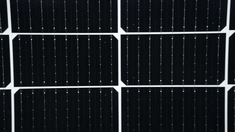 Schwarze-Solarzellen-Mit-Höherem-Wirkungsgrad,-Herauszoomen-Zeigt-Das-Solarmodul