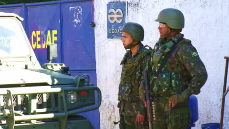 Mit-Angriffswaffen-Bewaffnete-Militärpolizisten-Bekämpfen-Kriminelle-Banden-In-Der-Favela