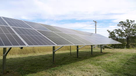 Zeitlupe-Eines-Innovativen-Solarpanel-Netzes-Auf-Einem-Grünen-Ländlichen-Bauernhof,-4K-Drohne