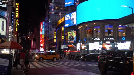 Imágenes-En-Cámara-Lenta-De-Multitudes-Y-Tráfico-En-Times-Square-Por-La-Noche