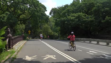 Zeitlupenaufnahmen-Von-Radfahrern-Und-Läufern-Im-Central-Park