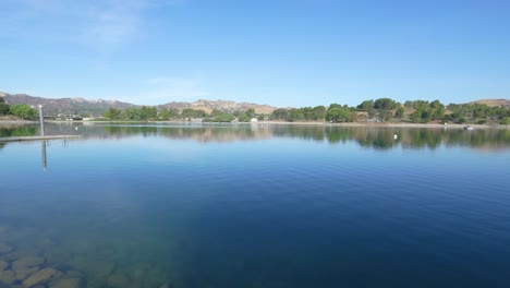 Ein-Blick-Am-Frühen-Morgen-Auf-Die-Lagune-Des-Castaic-Lake-In-Castaic,-Kalifornien
