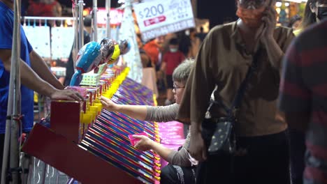 Straßenaufnahme-Eines-Männlichen-Erwachsenen,-Der-Spaß-Beim-Klassischen-Flipperspiel-Auf-Dem-Berühmten-Nachtmarkt-In-Taiwan,-Asien-Hat