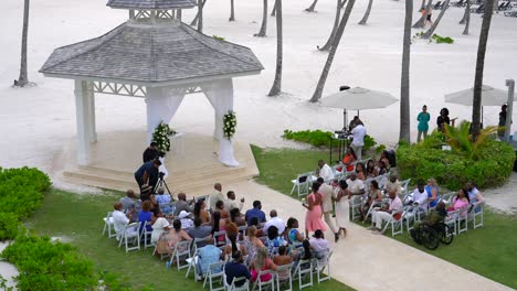 Familie-Und-Freunde-Bei-Einer-Hochzeit-Im-Freien