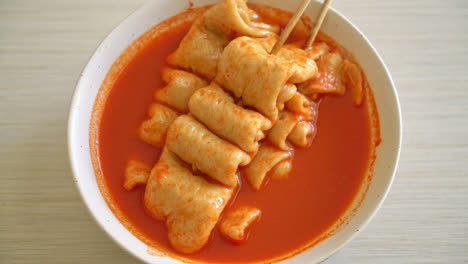 Odeng---Koreanischer-Fischfrikadellenspieß-In-Koreanischer-Würziger-Suppe---Koreanischer-Streetfood-Stil