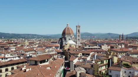 Aerial-Approach-of-Picturesque-Town-Square-Cathedral-in-Florence,-Italy