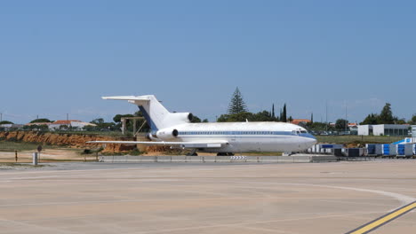 Boeing-727-Incautado-Estacionado-Permanentemente-En-El-Aeropuerto-De-Faro-En-El-Soleado-Portugal