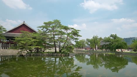 Pabellón-Gyeonghoeru-Y-Lago-Estanque-En-El-Palacio-Gyeongbokgung-En-Un-Día-Nublado,-Hermoso-Parque
