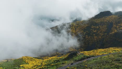 Nubes-Blancas-En-Las-Montañas,-Vista-Desde-El-Pico-En-Madeira,-Portugal