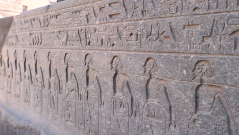 Vista-Detallada-De-Escritos-Antiguos-En-El-Templo-De-Luxor,-Egipto