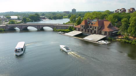 Barcos-Que-Pasan-Por-La-Casa-De-Botes-De-Harvard-En-El-Río-Charles-En-Verano