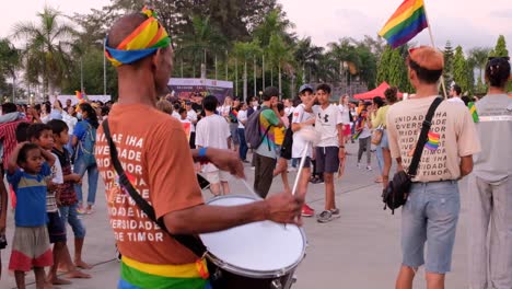 Junge-Timoresische-Kinder-Beobachten-Einen-Schlagzeuger-Und-Eine-Band-Beim-Pride-2022-Marsch-In-Dili,-Timor-Leste,-Südostasien