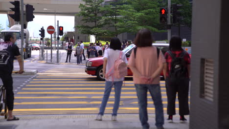 Hongkong-–-20.-Mai-2022:-Bewegung-Führt-Bürger-Durch-Das-Zebrakreuz
