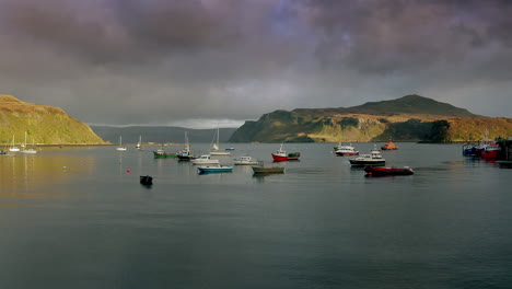 Luftaufnahme-Von-Verankerten-Fischerbooten-In-Der-Bucht-Von-Isle-Of-Skye,-Schottland,-Vereinigtes-Königreich,-Drohnenaufnahme