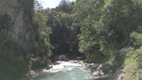 Tanggedu-Wasserfall-Sumba-Insel-Ostindonesien