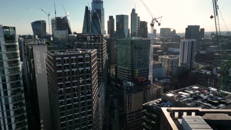 Establecimiento-De-Una-Vista-Aérea-De-Drones-Del-Rascacielos-Pepinillo-Con-El-Horizonte-De-Londres,-20-Fenchurch-O-Walkie-Talkie,-Jardín-Del-Cielo-Junto-Al-Río-Támesis,-Reino-Unido,-Europa