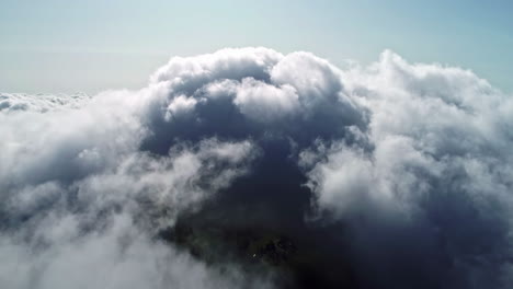 Luftaufnahme-Einer-Drohne,-Die-Tagsüber-Durch-Dunkle-Wolken-Fliegt