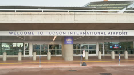 Bienvenido-Al-Aeropuerto-Internacional-De-Tucson,-Escrito-En-El-Edificio