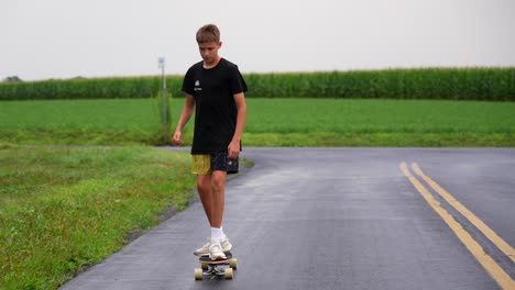 Joven-Adolescente-Blanco-Montando-Monopatín-En-Carreteras-Secundarias-En-El-Campo