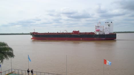 Ein-Großes-Schiff,-Das-Am-Ufer-Des-Flusses-Paraná-In-Argentinien-Entlangfährt