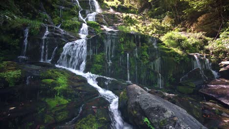 Wunderschöner-Flusswasserfall,-Wasser-Fällt-Kaskadenartig-Die-Felsen-Hinunter