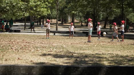 Kleine-Kinder-Aus-Der-Schule-Spielen-In-Einem-öffentlichen-Park