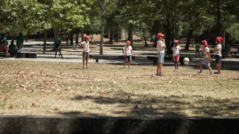 Niños-Pequeños-De-La-Escuela-Jugando-En-Un-Parque-Público