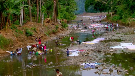 Afrikaner-Waschen-Ihre-Kleidung-In-Einem-Wasserstrahl