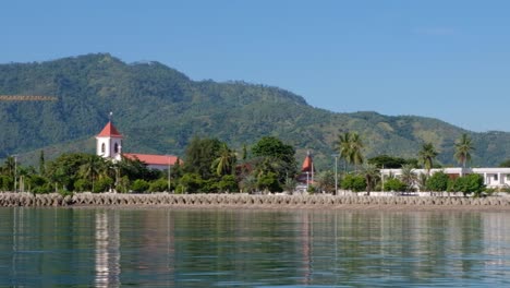 La-Histórica-Iglesia-De-Santo-António-De-Motael,-La-Iglesia-Católica-Romana-Más-Antigua-De-La-Costa-Con-Tráfico-Diario-De-La-Ciudad-En-La-Capital-Dili,-Timor-Leste,-Sudeste-De-Asia