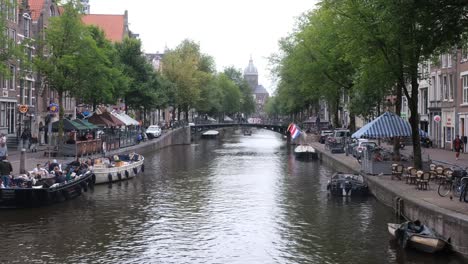 Lapso-De-Tiempo-De-La-Vida-De-La-Ciudad-En-La-Hermosa-Amsterdam--Gente-En-Paseos-En-Barco-Por-Los-Canales,-Países-Bajos