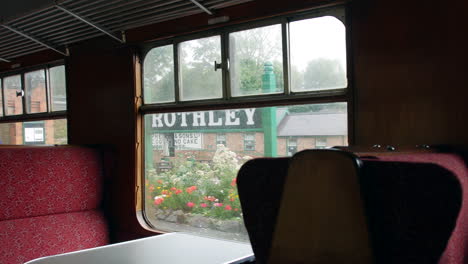 Tren-Vintage-Retro-Que-Sale-De-La-Gran-Estación-Central-De-Trenes-En-Rothley-En-Inglaterra