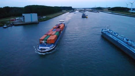 Luftaufnahme-Des-Binnenfrachtcontainerschiffs-Amira-Entlang-Der-Hollands-Diep-An-Einem-Bewölkten,-Launischen-Tag